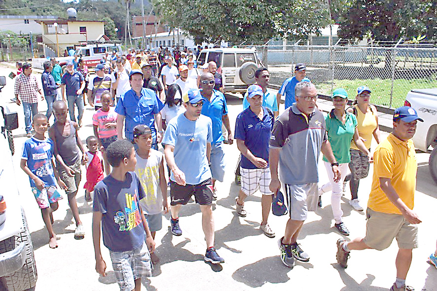 Capriles supervisó culminación de obras en zona rural de Higuerote