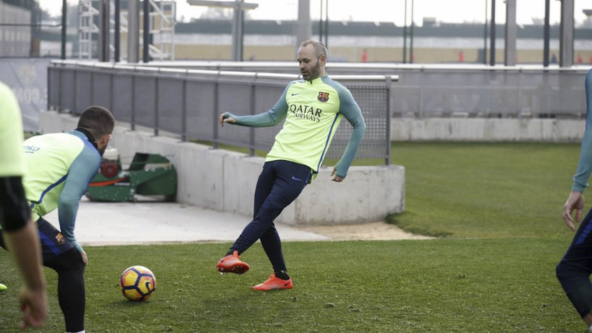 Iniesta regresó a los entrenamientos del Barcelona