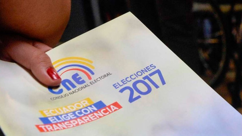 Personas con discapacidad votan en jornada adelantada de elecciones en Ecuador