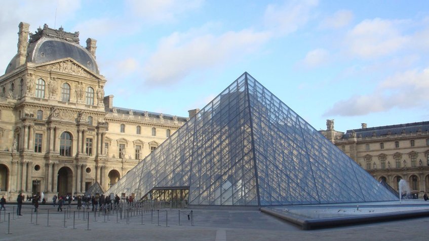 Reabren museo de Louvre tras ataque en galería