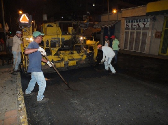 Garcés asegura que echaron 450 toneladas de asfalto en la Miranda