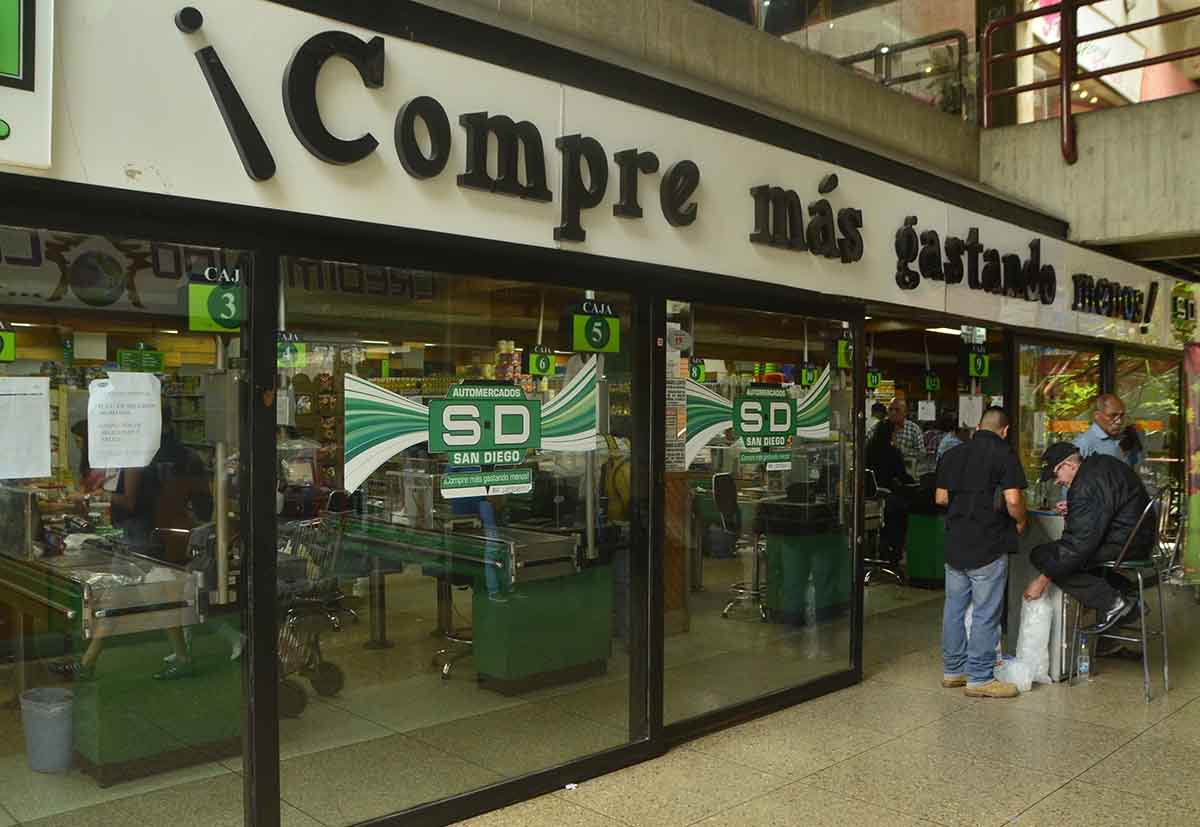 Compradores reclaman llegada de productos a cuentagotas