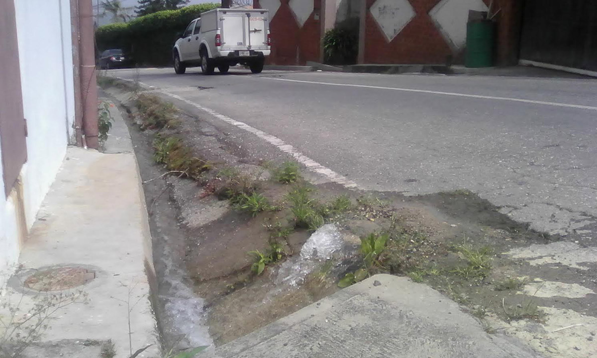 Miles de litros de agua se desperdician en Peña Alta