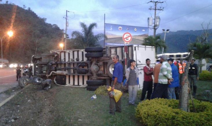 Camión volcado en la ARC a la altura de  Maitana generó fuerte congestionamiento (Fotos)