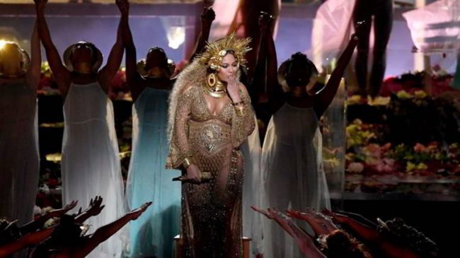 Beyonce deslumbra en su presentación en los Grammy