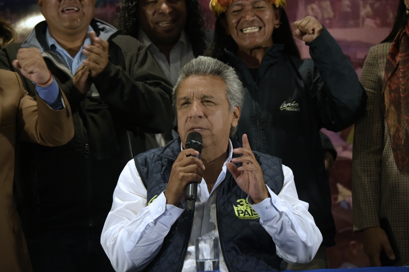 Lento conteo de votos en Ecuador; candidato oficialista a la cabeza