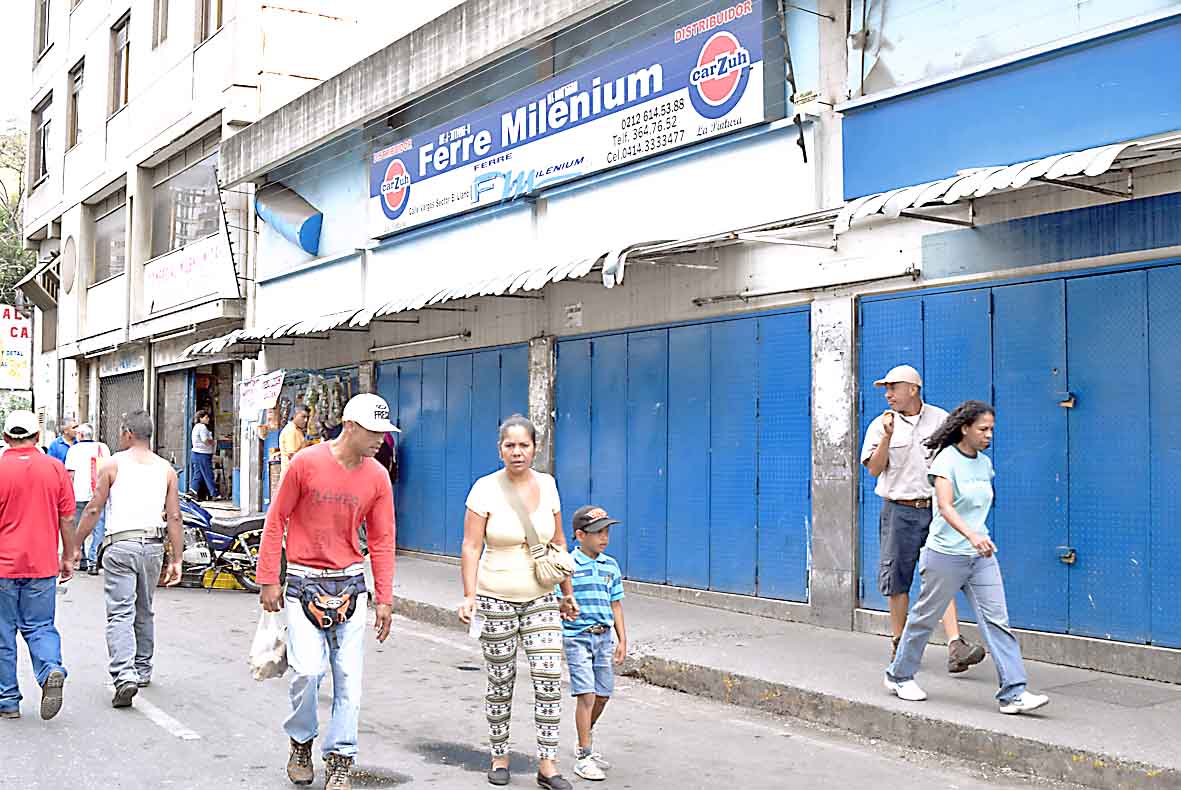 Pocos comercios abrieron este lunes