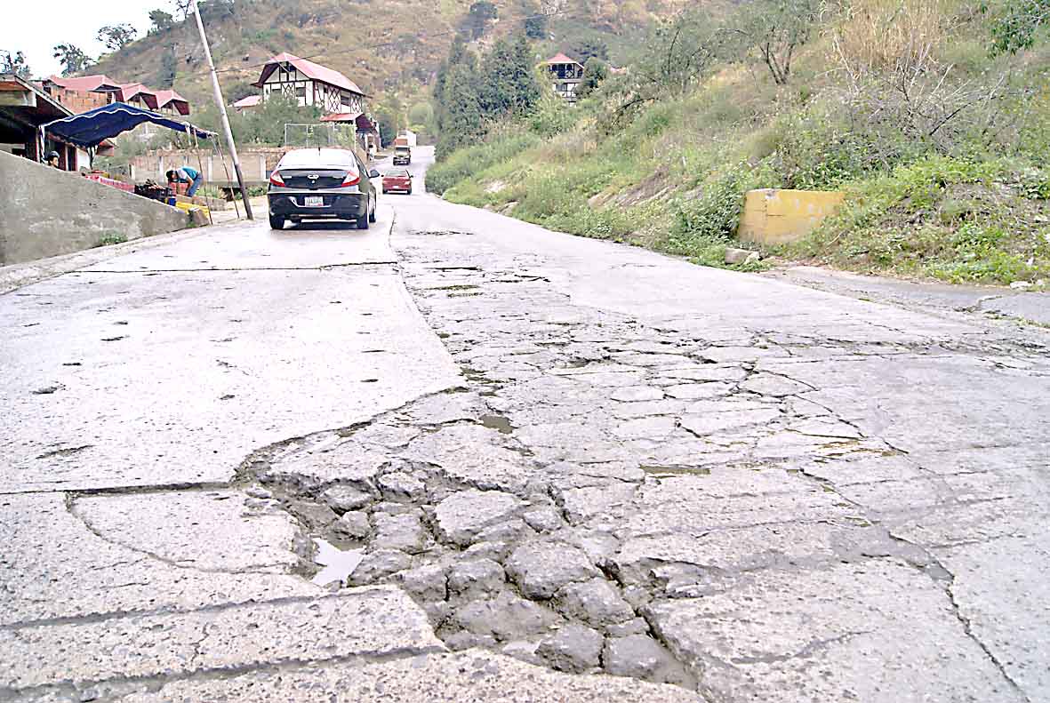 Carretera irregular atormenta a vecinos de El Jarillo