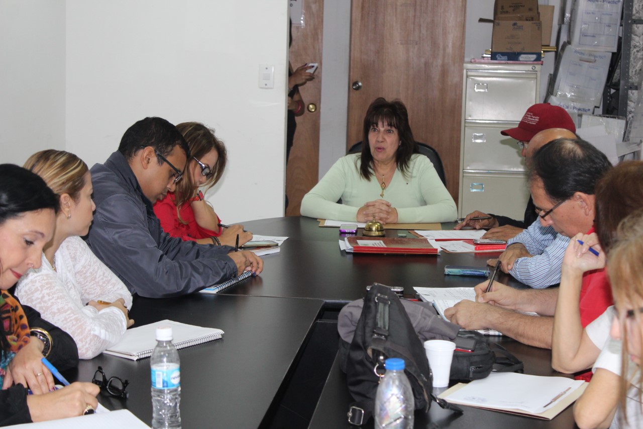 Capriles consigna su informe de gestión al Clebm