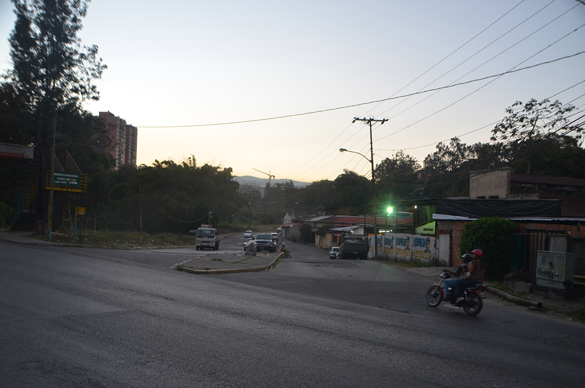 Sin alumbrado público la entrada de Ramo Verde