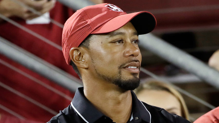 Tiger Woods se retiró de torneo en Dubai por molestias físicas