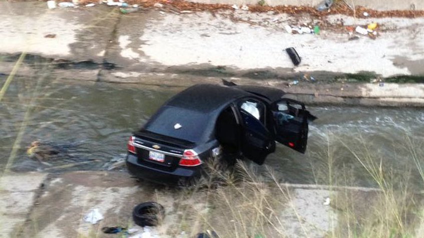 Un muerto y un herido tras precipitarse vehículo en el río Guaire