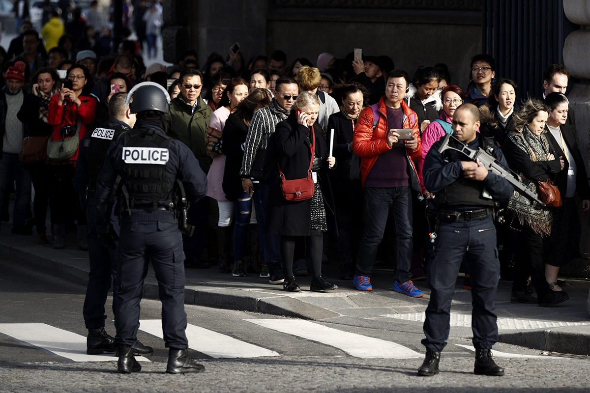 Asesinado hombre que intentó agredir a militar en París