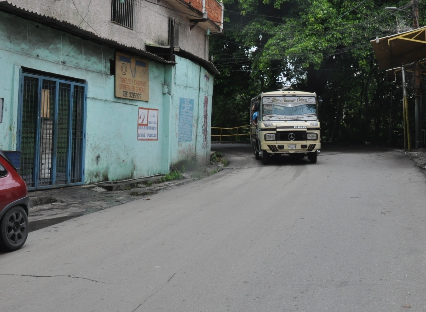 Choros asaltan par de autobuses en barrio Ayacucho