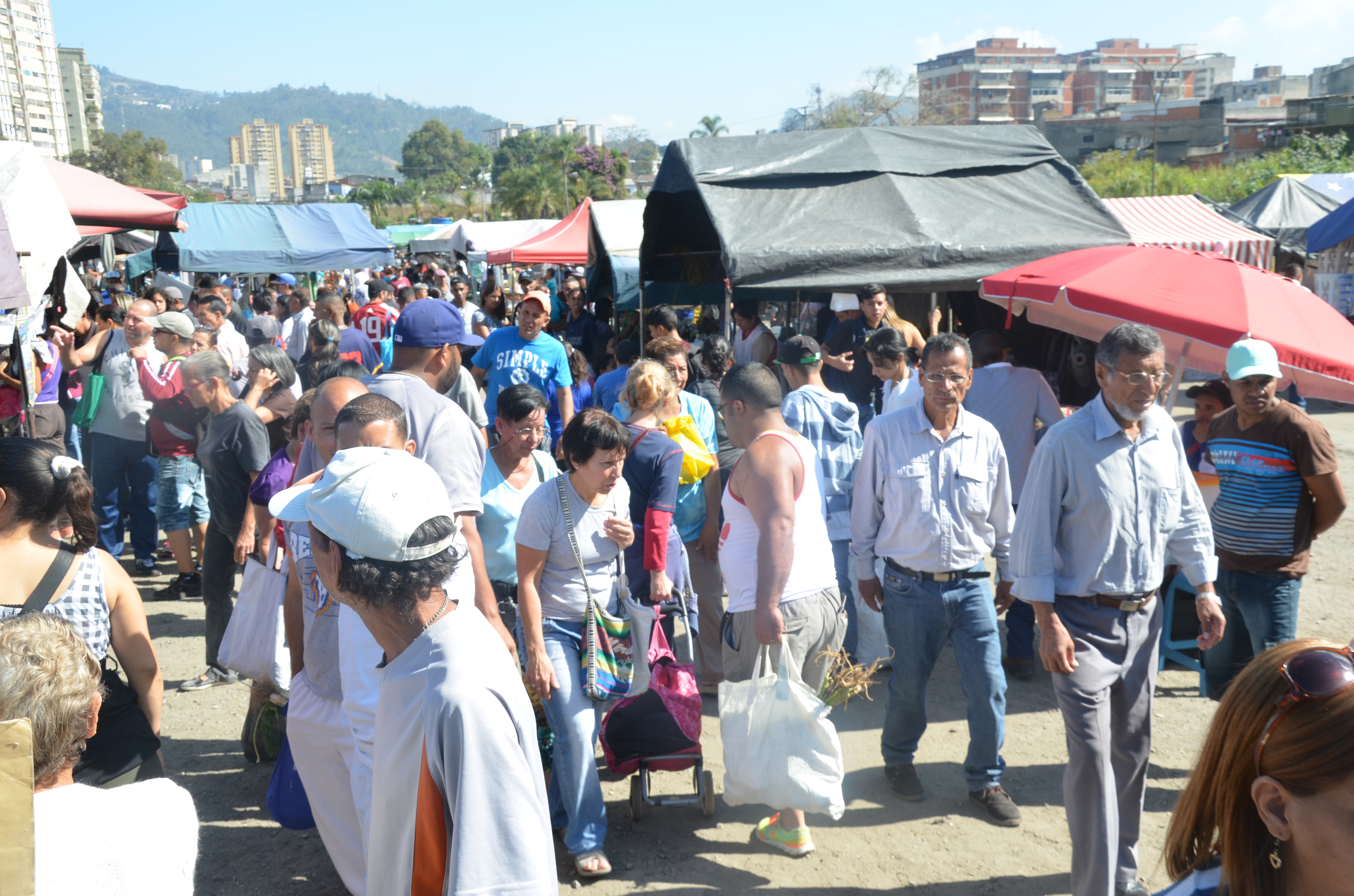 Abarrotado de gente mercado de la Miranda