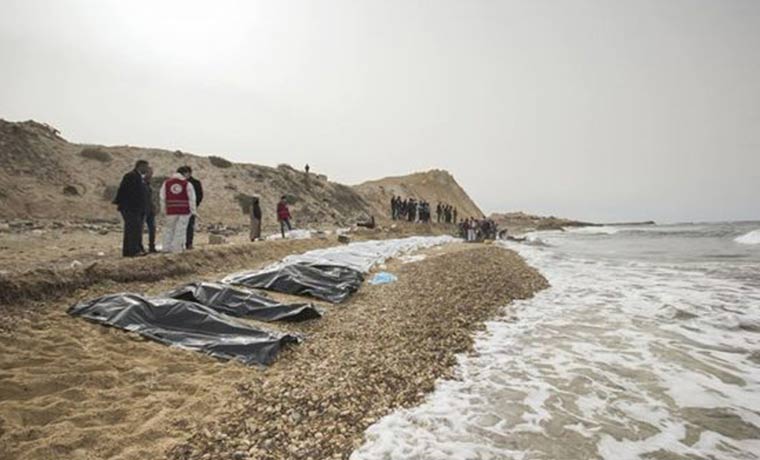 Catástrofe en el Mediterráneo: Hallan los cuerpos de 74 inmigrantes ahogados