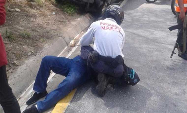 Simularon accidente para robar a paramédico