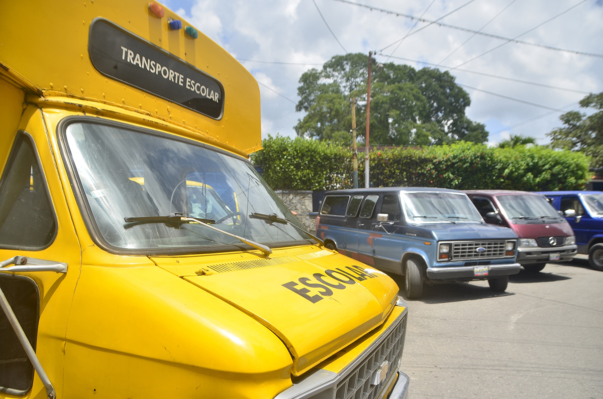 Transportistas escolares pasan roncha para conseguir repuestos