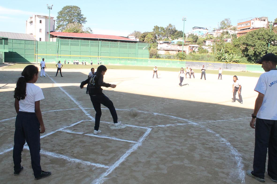 Colegios públicos y privados de Carrizal participaron de intercolegial de kickingball