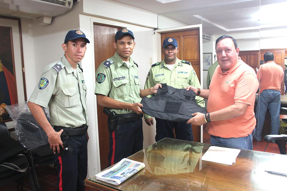 Alcalde Rodríguez dotó a Policarrizal con chalecos de seguridad