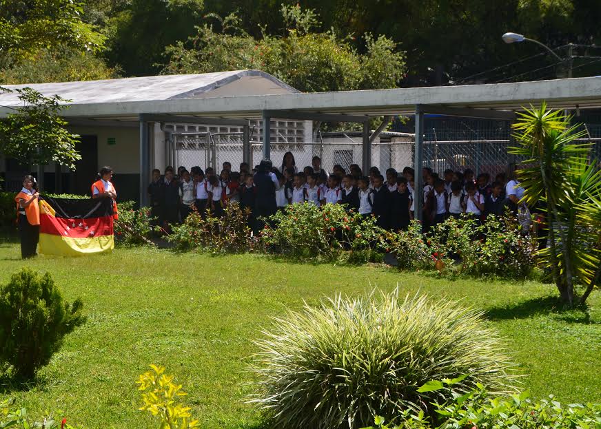 Viento en popa manos a la siembra en la Unidad Educativa Juan de Dios Guanche