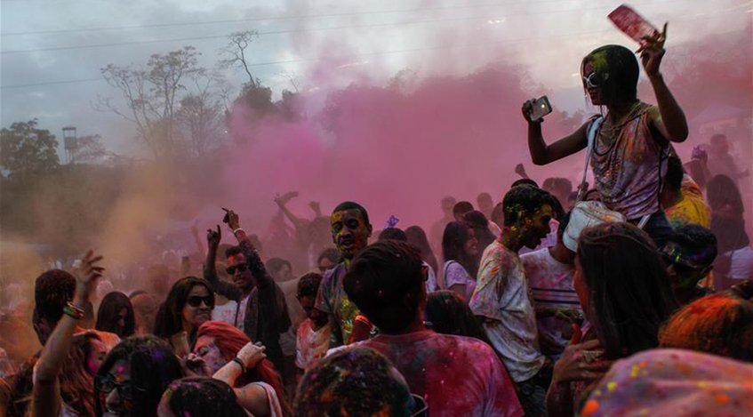 Festival Holi llenó de colores a Caracas