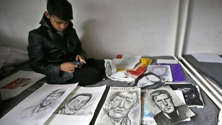 “Pequeño Picasso” que pinta en un campamento de refugiados serbios