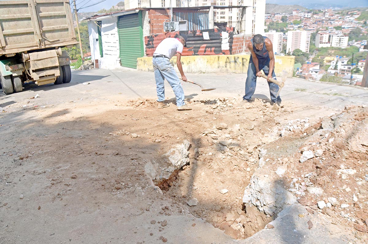 Reparan tubería de aguas blancas en El Panadero