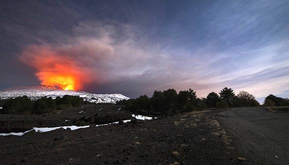 El volcán más alto de Europa entró en erupción y deja 10 heridos