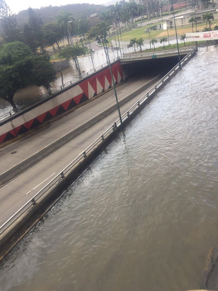 Plaza Venezuela inundada por rotura de tubería matriz