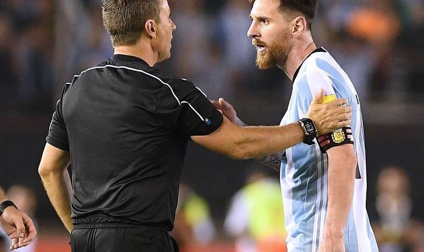 Messi: Mis insultos fueron dichos al aire y no al árbitro asistente.