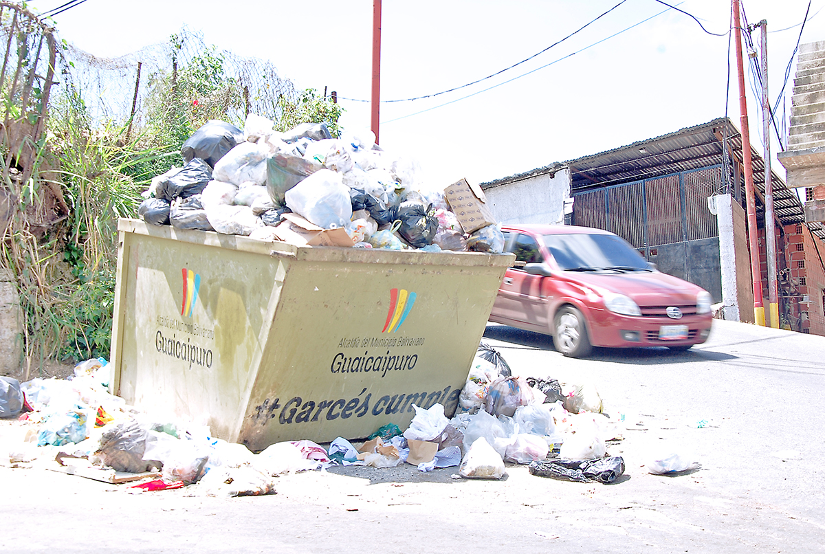 Basureros desbordantes