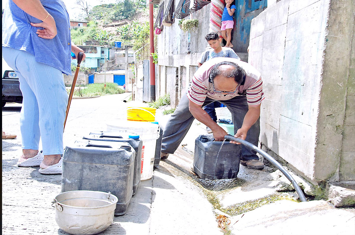 En San Corniel tienen meses sin agua  