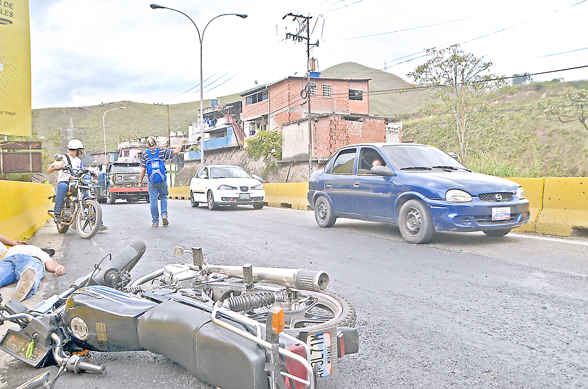 Colisión múltiple deja motorizado herido en la Panamericana