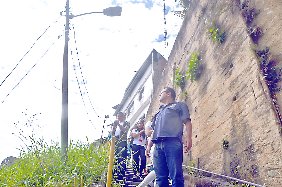 Poste a punto de colapsar prende alarmas en callejón Aurora