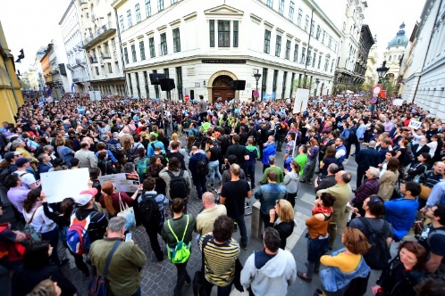 Hungría aprueba ley que amenaza la Universidad de Europa Central en Budapest