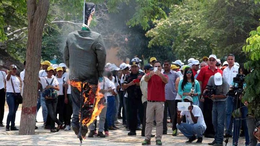 La quema de Judas: Costumbre de justicia popular que cierra la Semana Santa en Venezuela