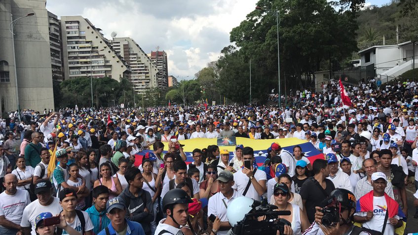 Movilización opositora llega a la Conferencia Episcopal Venezolana