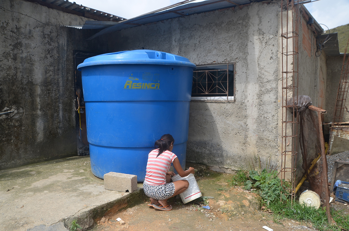 En Romerito se las ven feas por el agua