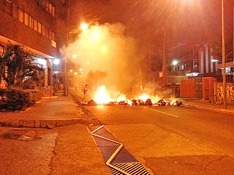 Sonaron las caceloras y trancaron la Bolívar y El Barbecho