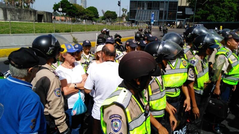 Reportan que GNB restringe accesos a Plaza Venezuela