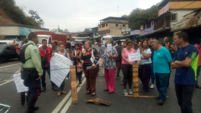 Vecinos protestan en Los Alpes