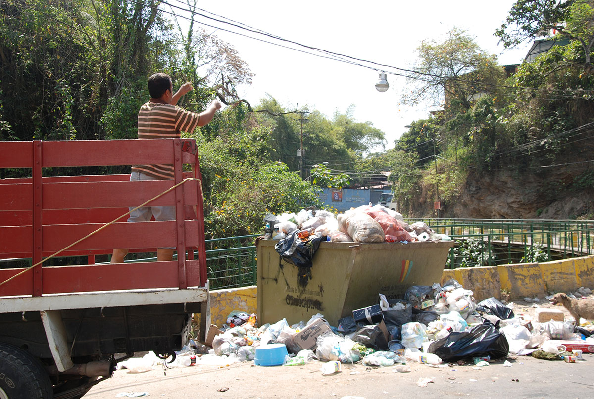Container rebosante de desechos en San Pedro