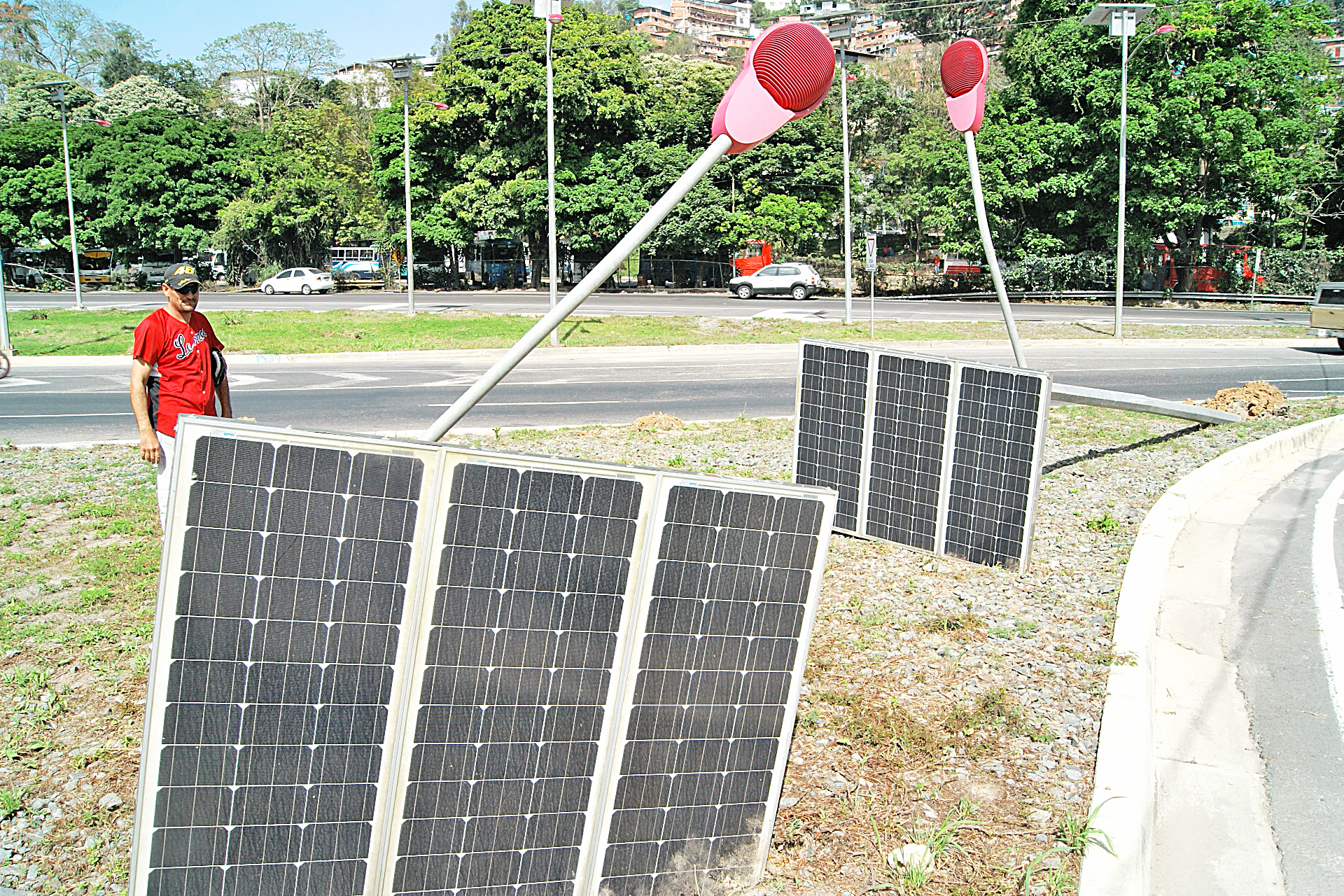 Tumban y hurtan postes y luminarias en distribuidor