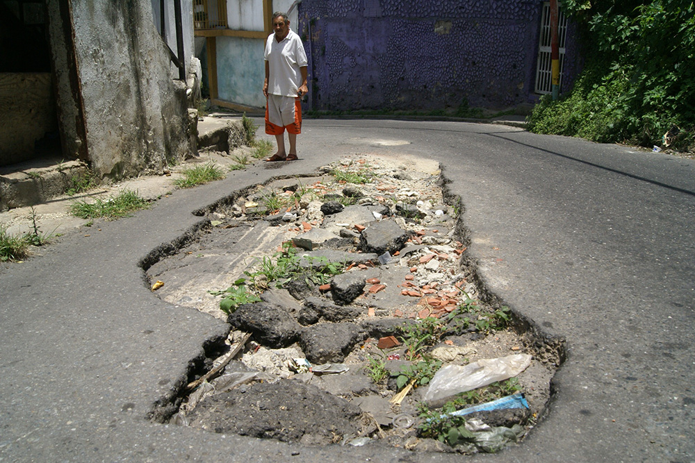 Troneras adornan la calle Fermín Toro