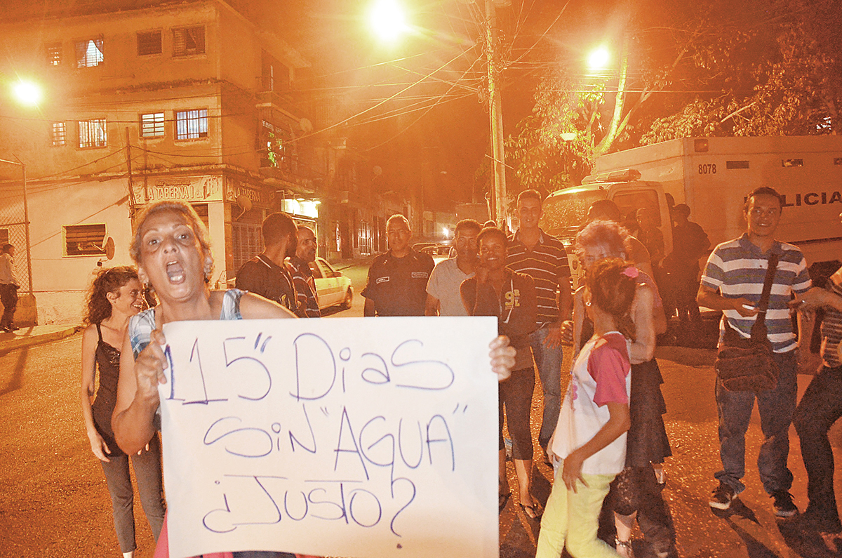 Trancan paso en Lagunetica en protesta por falta de agua en El Rincón