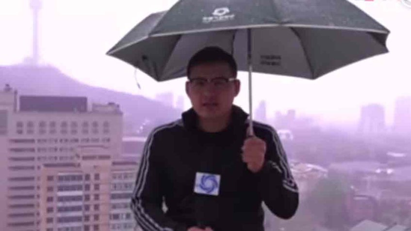 Reportero chino fue alcanzado por un rayo mientras ofrecía reportes del tiempo