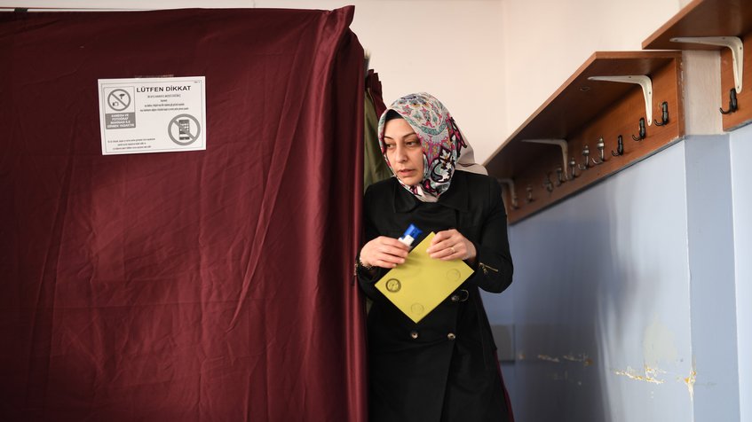 Turquía hace referendo para aprobar o rechazar reformas constitucionales