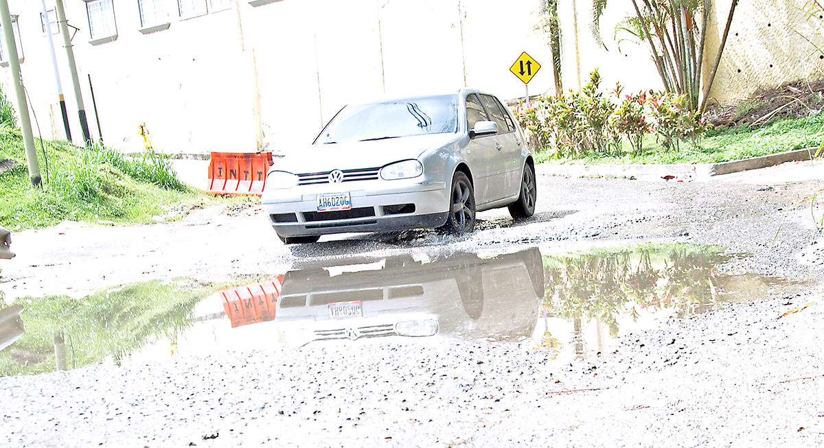 Bote de agua perjudica la calle El Puente