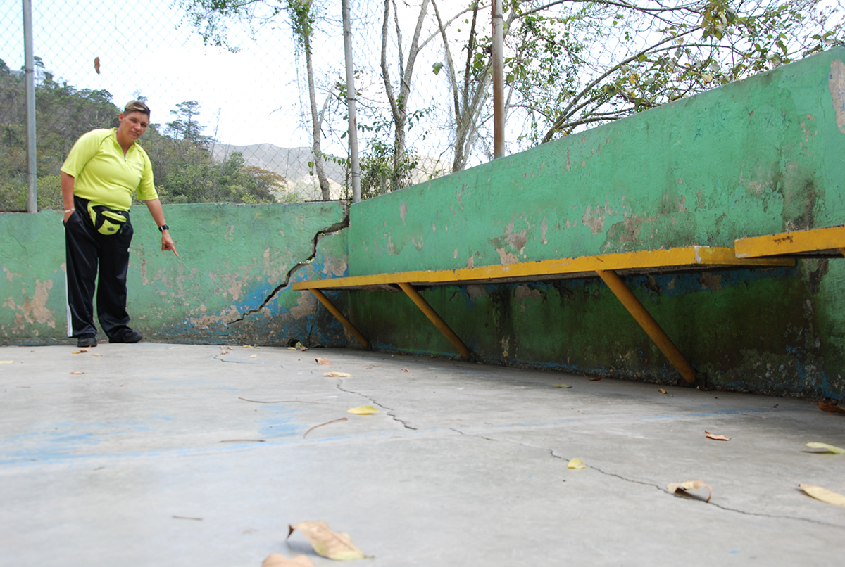 Cancha de la UEEB Manuela Sáenz corre peligro